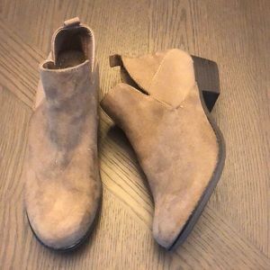 Mia Amore size 7 Taupe ankle booties never worn